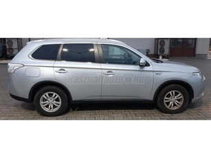 MITSUBISHI OUTLANDER 2.0 PHEV Intense Plus 4WD CVT Zöld rendszám. Navigáció. Tolatókamera. Vonóhorog. Metálfényezés. Szervizkönyv