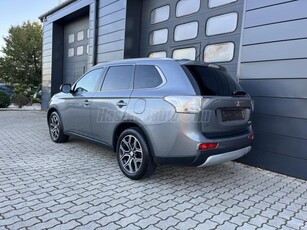 MITSUBISHI OUTLANDER 2.2 DI-D Instyle Navi 4WD (Automata) SZERVIZKÖNYV / NAPFÉNYTETŐ / XENON / 7FŐ / KAMERA / DIAMANT EDITION