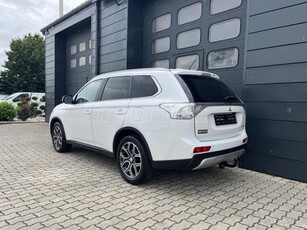 MITSUBISHI OUTLANDER 2.2 DI-D Instyle Navi 4WD SZERVIZKÖNYV / DIAMANT EDITION / ÜLÉSFŰTÉS / VONÓHOROG