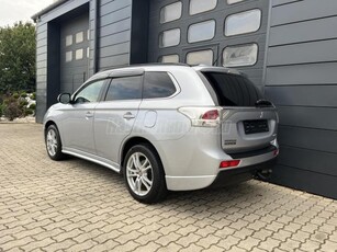 MITSUBISHI OUTLANDER 2.2 DI-D Instyle Navi 4WD SZERVIZKÖNYV / NAPFÉNYTETŐ / 7FŐ / XENON / VONÓHOROG