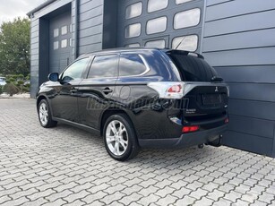 MITSUBISHI OUTLANDER 2.2 DI-D Instyle Navi 4WD SZERVIZKÖNYV / ÜLÉSFŰTÉS / 7FŐ / KAMERA / VONÓHOROG