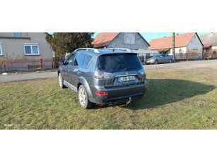 MITSUBISHI OUTLANDER 2.4 Instyle CVT + Navi