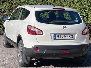 NISSAN QASHQAI 2.0 dCi Acenta 4WD Szervizk.!156.559km!4WD!Tempomat!Dig.Klíma!Radar!Gyári fény!