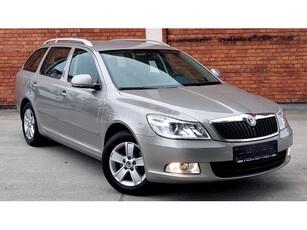 SKODA OCTAVIA Combi 1.6 CR TDI Elegance DPF V.horog. Szervizkönyv