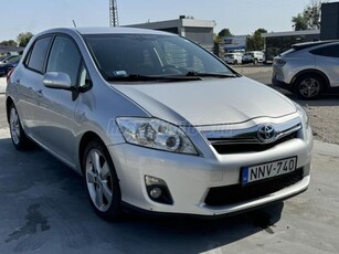 TOYOTA AURIS 1.8 HSD Sol (Automata) SZERVIZKÖNYV