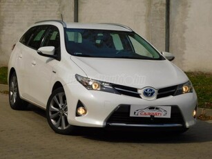 TOYOTA AURIS 1.8 HSD Sol Navi (Automata) Hybrid Gyöngyház fehér Friss nagyszerviz