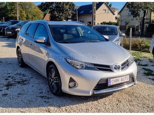 TOYOTA AURIS Touring Sports 1.8 HSD Active (Automata) végig márkaszervizben szervizelt. szervizkönyv. szerviz számlák