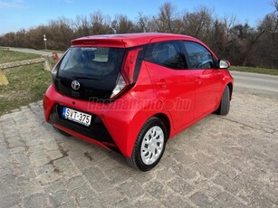 TOYOTA AYGO 1.0 x-play Végig vezetett szervizkönyv. Gyári garanciás. 11946 km