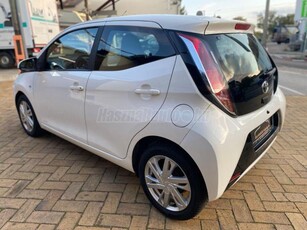 TOYOTA AYGO 1.0 x-play+touch TSS /// ÉRINTŐ NYAGY KIJELZŐ+KAMERA TEMPOMAT BŐR MULTI KORMÁNY NÉMET AUTÓ KITŰNŐ ÁLL