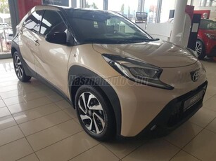 TOYOTA AYGO X 1.0 VVT-i Style Tech Vision MY24 KÉSZLETRŐL AZONNAL VIHETŐ! GYÖMBÉR BÉZS fekete tetővel !