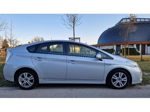 TOYOTA PRIUS 1.8 HSD(Automata) Schiller szervizkönyv