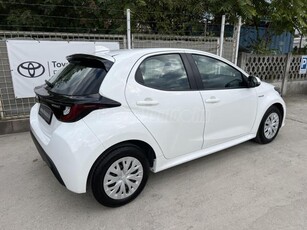 TOYOTA YARIS 1.5 Hybrid Active e-CVT 2021 - tolatókamera - vezetést támogató rendszerek