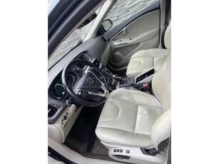 VOLVO V40 1.6 D [D2] Kinetic R-Design Powershift