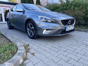 VOLVO V40 2.0 D [D2] R-Design Momentum