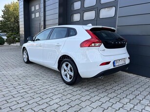 VOLVO V40 2.0 D [D3] Kinetic SZERVIZKÖNYV / 27% ÁFÁS / 1.TULAJ / MAGYARORSZÁG-i / 150Le / TOLATÓRADAR