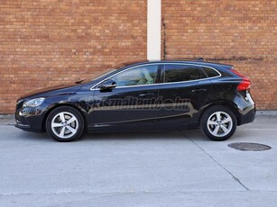 VOLVO V40 2.0 D [D4] Momentum PANORÁMA-KOCCANÁSGÁTLÓ-DIGITÁLIS MŰSZERFAL-FÉLBŐR-RADAR-TEMPOMAT-WIFI-VONÓHOROG