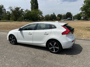 VOLVO V40 2.0 [T3] R-Design Momentum