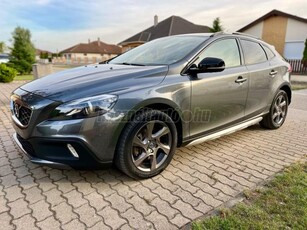 VOLVO V40 Cross Country 2.0 D [D3] Momentum Geartronic 5 HENGERES. LIMITÁLT KIADÁS. 8 VOLVO KERÉK. THULE TETŐCSOMAGTARTÓVAL. VONÓHOROG