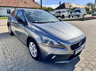 VOLVO V40 Cross Country 2.0 D [D3] Momentum Vezetett sz.könyv!