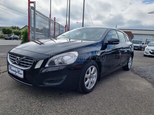 VOLVO V60 1.6 D DRIVe Momentum Szervízkönyv!!!