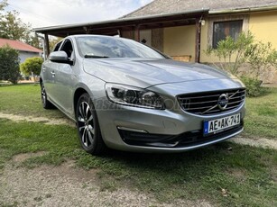 VOLVO V60 2.0 D [D4] Momentum Geartronic