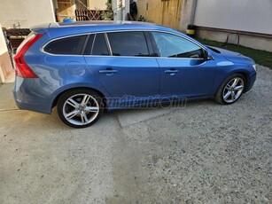 VOLVO V60 2.0 D [D4] R-Design Momentum Geartronic