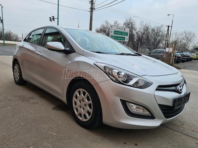 HYUNDAI I30 1.4i Life Végig vez szervkönyv. klíma. el.ablak. el.tükör. 2 kulcs. 8légzsák