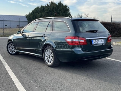 MERCEDES-BENZ E 220 CDI T BlueEFFICIENCY Elegance (Automata) Sötétzöld metál szín bézs bőr belsővel. Navigáció. 3 db kulcs. 2 tulajdonos