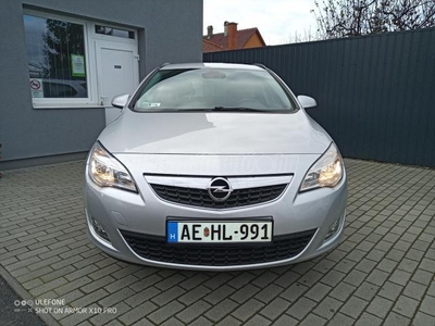 OPEL ASTRA J Sports Tourer 1.6 Selection 185ekm! Hagyományos szívó motor! Jól felszerelt! Szép! Akciós áron!