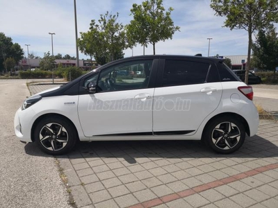 TOYOTA YARIS 1.5 VVT-i Hybrid Selection Smart White e-CVT SÁVTARTÓ.ÜTKÖZÉSELKERÜLŐ.NAVI.KAMERÁK.BIKOLORALUFELNI