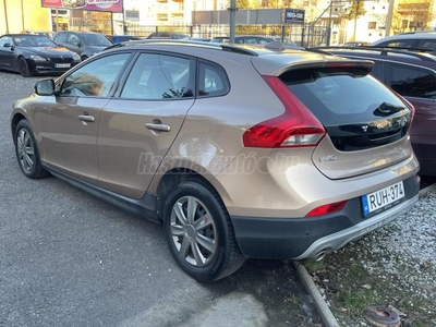 VOLVO V40 Cross Country 2.0 D [D4] Momentum Geartronic