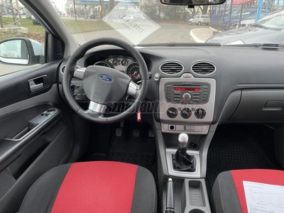 FORD FOCUS 1.6 TDCi Fresh VONÓHOROG! VEZETETT SZERVIZKÖNYV! KLÍMA!