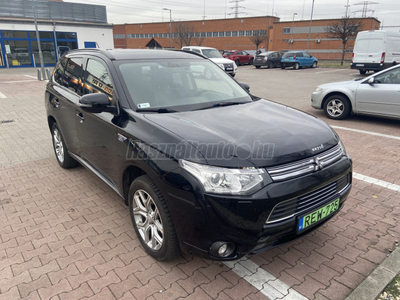 MITSUBISHI OUTLANDER 2.0 PHEV Instyle Navi 4WD CVT