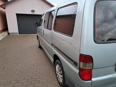 TOYOTA HI-ACE Hiace 2.4 D Glass Van Magánszemélytol. kitűnő állapotban