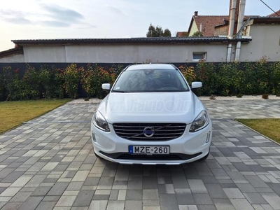 VOLVO XC60 2.4 D [D4] R-Design Momentum