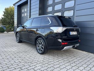 MITSUBISHI OUTLANDER 2.2 DI-D Instyle Navi 4WD (Automata) SZERVIZKÖNYV / NAPFÉNYTETŐ / BÉZS BŐRB. / 7FŐ / VONÓHOROG