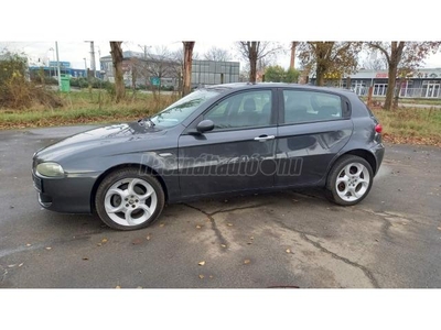 ALFA ROMEO 147 1.9 JTD 16V Distinctive R17 gyári alu újszerű téli gumival.Q2.5 AJTÓ.150le.6 sebességes