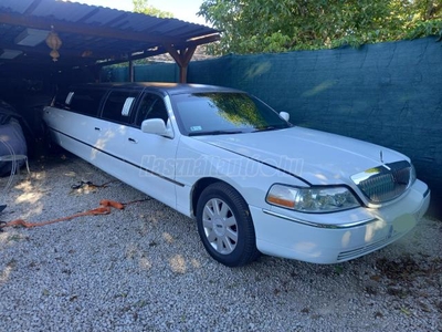 LINCOLN TOWN CAR