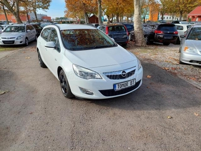 OPEL ASTRA J Sports Tourer 1.7 CDTI Cosmo KITŰNŐ ÁLLAPOT-154.000 KM!!!