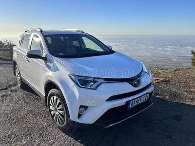 TOYOTA RAV 4 Rav4 2.5 Hybrid Active Style MY18 2WD e-CVT Vonóhorog. szervízkönyv