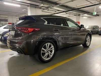 INFINITI Q30 1.6t Premium Tech Cafe Teak DCT (Automata)