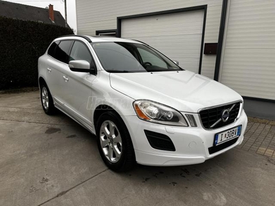 VOLVO XC60 2.4 D [D5] Momentum Geartronic