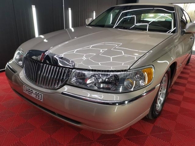 LINCOLN TOWN CAR Signature Series