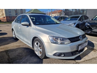 VOLKSWAGEN JETTA VI 1.2 TSI Comfortline Vezetett szervizkönyv. 2. tulaj