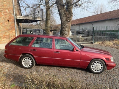 MERCEDES-BENZ E 300 T D