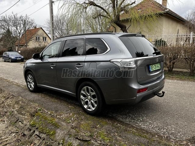 MITSUBISHI OUTLANDER 2.0 PHEV Instyle Navi 4WD CVT