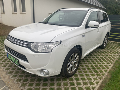 MITSUBISHI OUTLANDER 2.0 PHEV Instyle Navi 4WD CVT