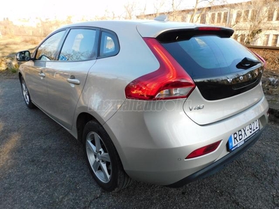 VOLVO V40 2.0 D [D2] Momentum Vezetett szervizkönyv! Garantált Km!