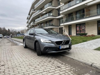 VOLVO V40 Cross Country 1.5 [T3] Plus Geartronic Cross Country. magyarországi. vezetett szervizkönyv