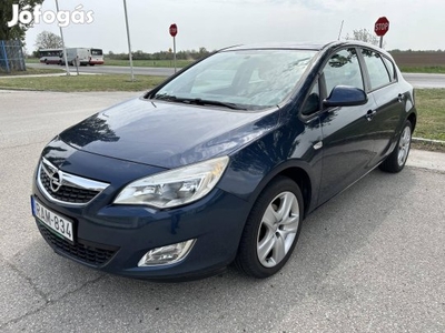 Opel Astra J 1.4 T Sport Szervizkönyv